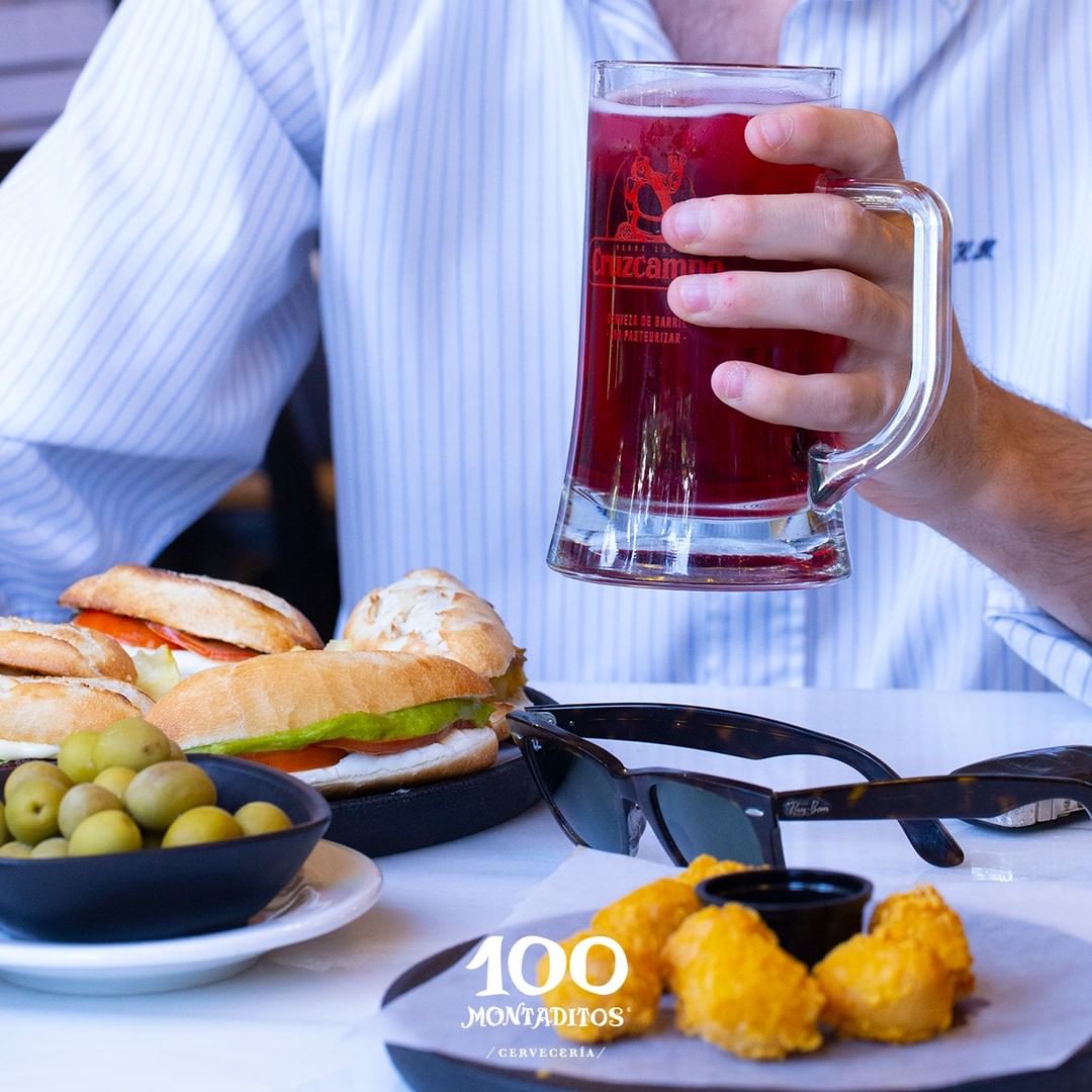 ¿El mejor plan de #domingo? Un poco de tinto de verano para #refrescar el cuerpo y unas bolitas de pollo rebozadas para alegrar el estómago 😋 Ven a <a href="/100montaditos/">100 Montaditos</a> y disfruta de los productos de su #carta por tan solo 1€ 🤯 ¡Te esperamos en Peñacastillo!