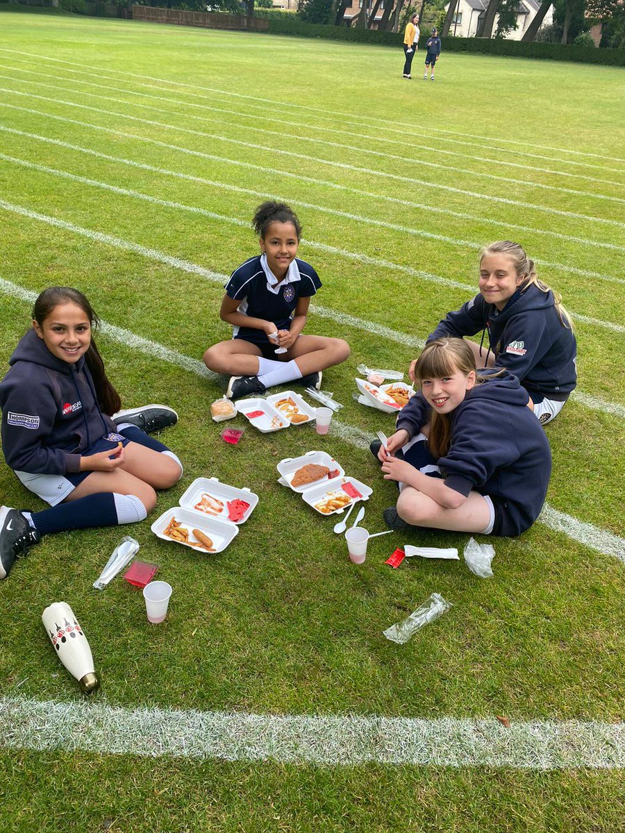 Outdoor picnic lunch at @BowDurhamSchool today 🥙 🐟 🍟