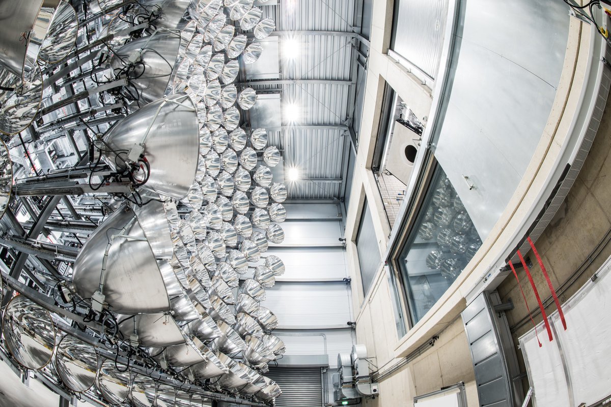 DLR_de's tweet photo. Im Fokus: Die Einkopplung von konzentrierter #Solarenergie in verfahrenstechnische Prozesse. Insbesondere #Synlight, der größte Sonnensimulator der Welt, bietet Forschenden hierbei ideale Voraussetzungen, um die industrielle Anwendung von neuen Technologien zu beschleunigen. 🌞 https://t.co/D3SbvK56nU