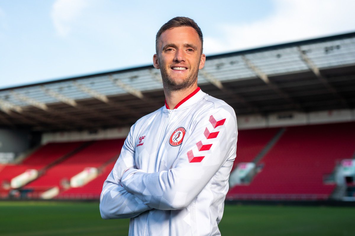 AndyKingy's tweet photo. A proud day for me and my family. To sign for the club I grew up watching is an unbelievable feeling. Can’t wait to put the shirt on for real and help the club have a successful season. Let’s go 🙌🏼🔴@BristolCity https://t.co/ZVBT66jNfo
