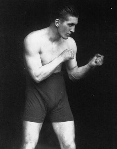 百年前新聞 社主のニュース解説 スポーツ 本日アメリカで ボクシング世界ヘビー級タイトルマッチがおこなわれました 王者ジャック デンプシー 26 に挑んだのは フランスのジョルジュ カルパンチェ 27 写真 優雅な身のこなしから 蘭の男