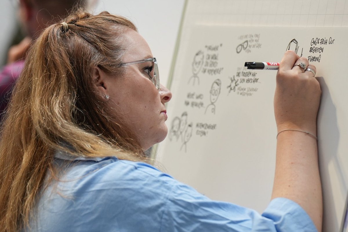 Unsere liebe Sonja ist auch wieder voll in Action! ☺️ schön, dass Du wieder dabei bist, Sonja! 
#graphicrecording #hrc21