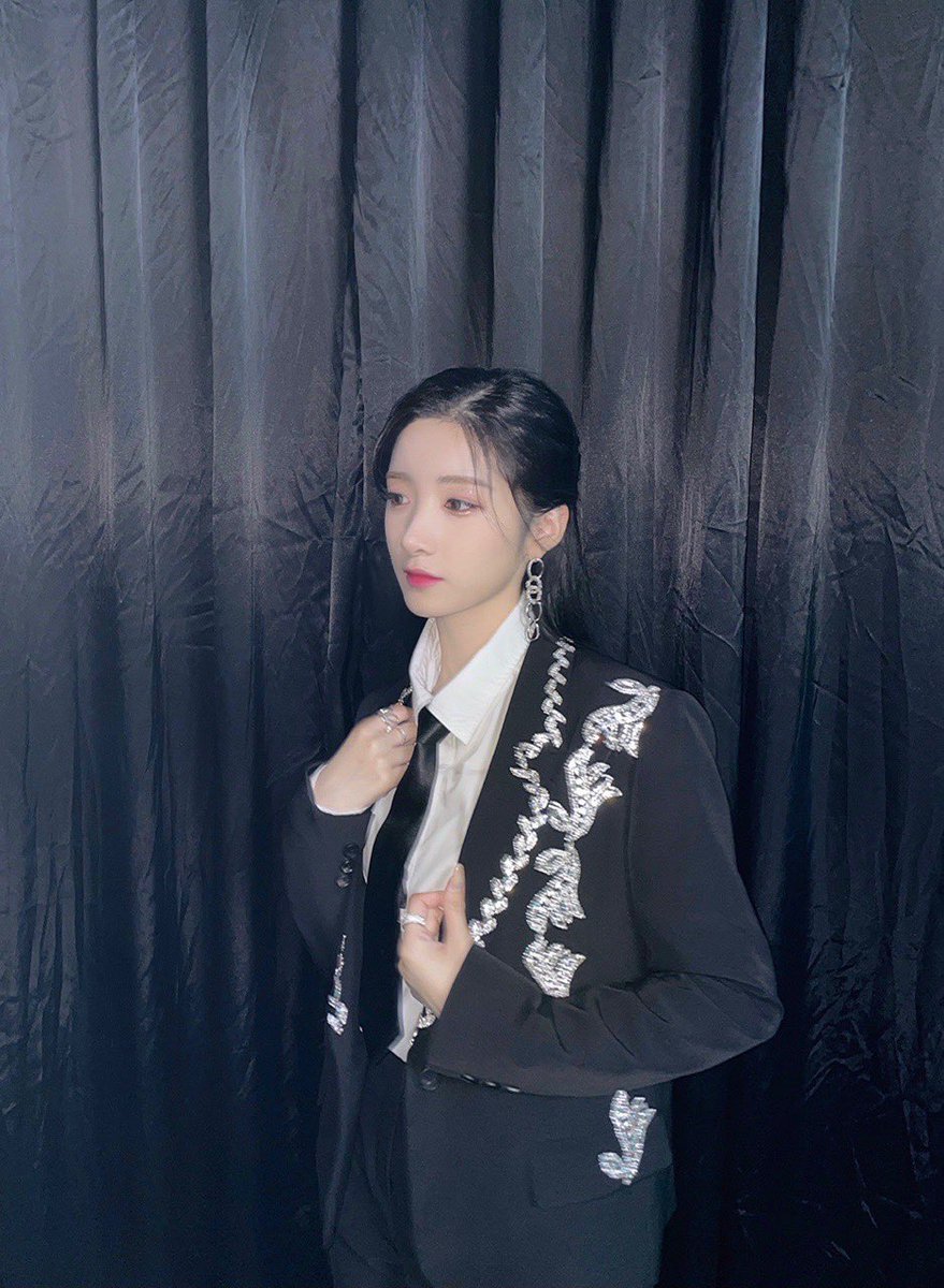 RBW_PURPLEKISS's tweet photo. [#유키] 🖤🪞✨ https://t.co/Ngf417aljm