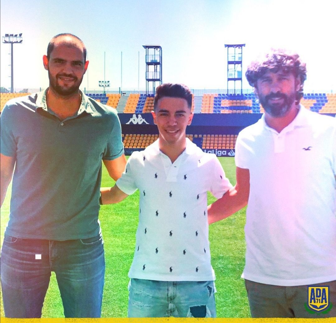 CornagoRoberto's tweet photo. 🟡⚪️ Hoy cumplo el sueño de firmar mi primer contrato profesional como jugador de fútbol. Máxima ilusión y responsabilidad por la confianza depositada en mí @AD_Alcorcon https://t.co/c53pC2RcVS