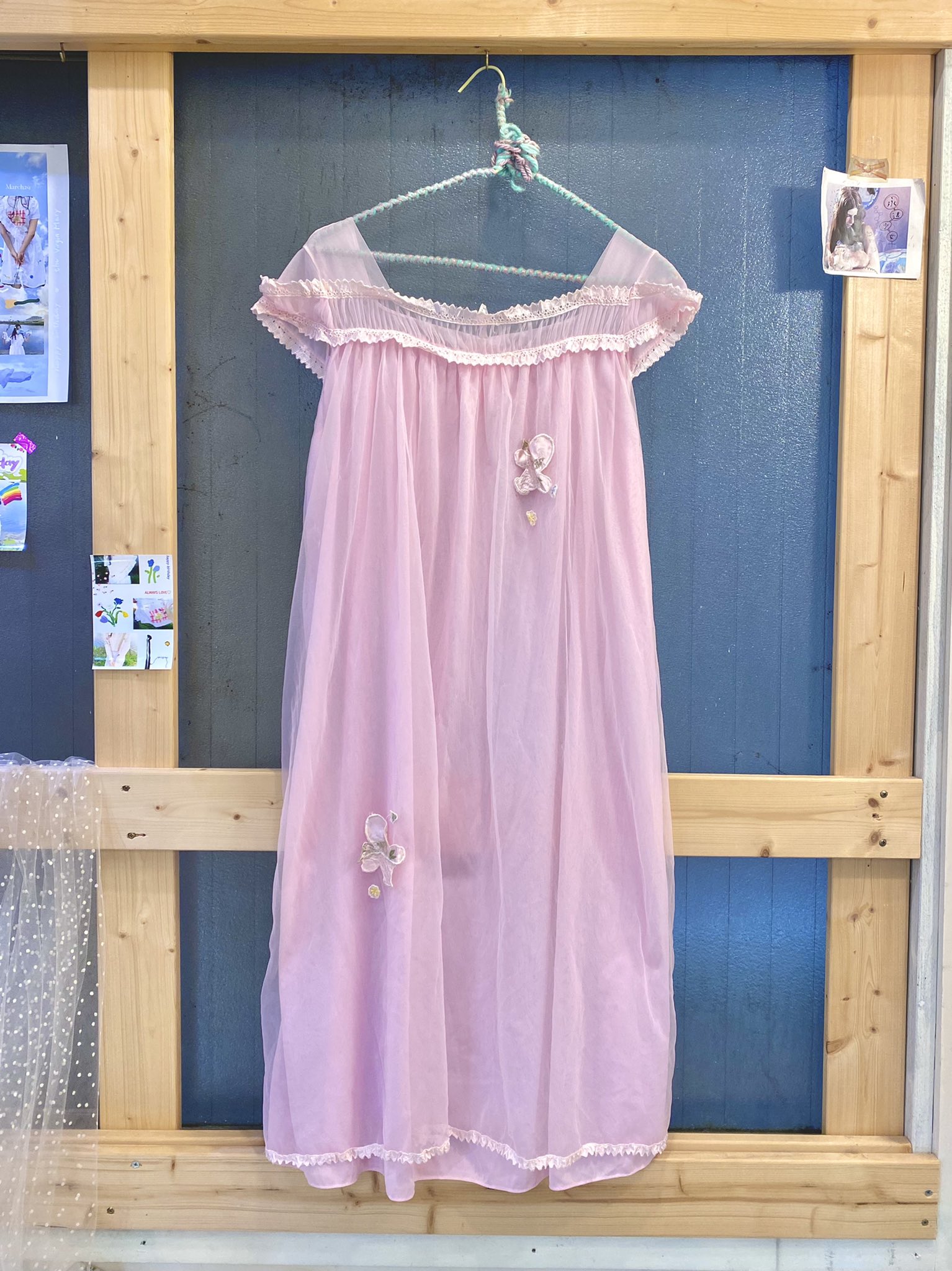 تويتر The Virgin Mary على تويتر Butterfly Patch Lingerie ピンク色のランジェリー ワンピース オフショル風に見える変わったデザインです ワッペンが左胸と右の足元についているのですが おそらく蝶々とお花のモチーフ ワッペン自体の刺繍の色もとても素敵