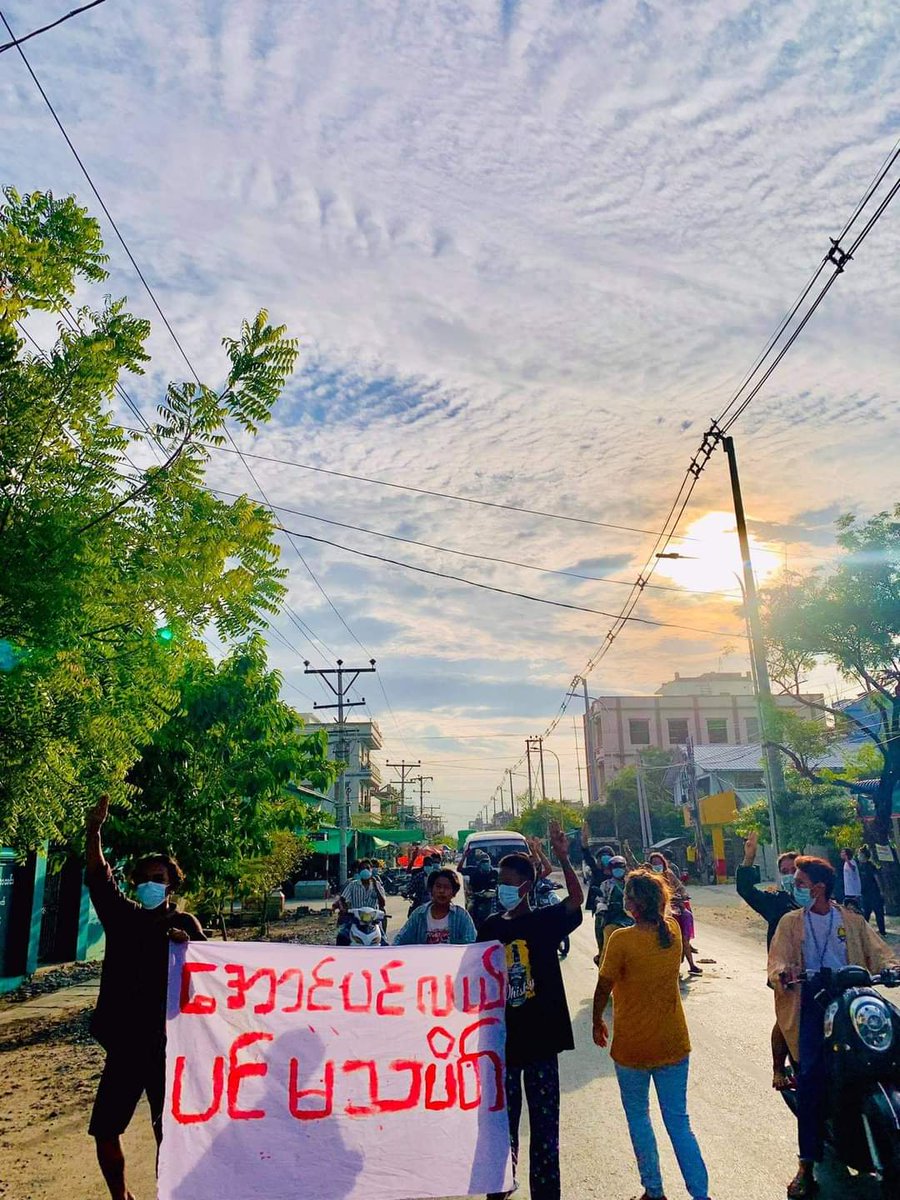 #AungPinLal main strike in #Mandalay in this evening. People are in unity and never step back despite having junta's brutality and violence. 

#WhatsHappeningInMyanmar
#July2Coup #MilkTeaAlliance