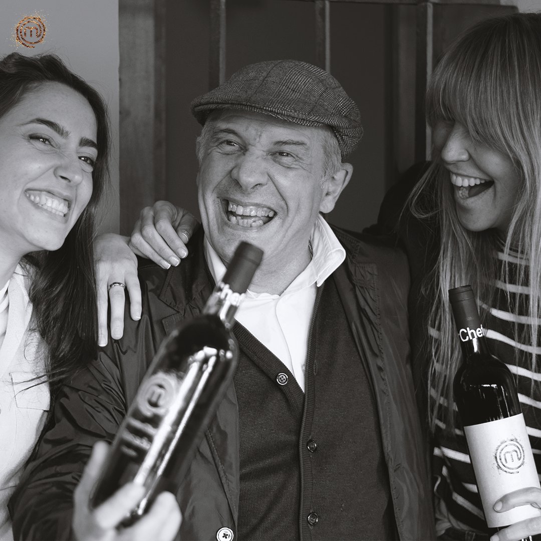 masterchefvinos's tweet photo. ¡Os deseamos un feliz fin de semana de la mano de @Javier_Gila @raquelmerono y @AnaMChef8 ! 😁🍷
¿Qué planes tenéis? ¡Contadnos! 👇🏻
#masterchef #clubmasterchef #vinosmasterchef https://t.co/1F4jUjYuRH