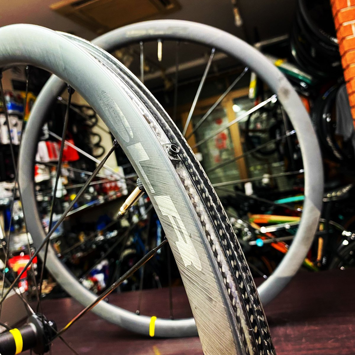 u2bikes's tweet photo. MAVICデ���スクで前後1410g🤔
名称をコスミックに統一、新機構を取り入れたNEWマヴィックホイール
"COSMIC SLR 32 DISC"ようやく着弾
色々あってもやはりMAVICはMAVIC、そんなホイールいい感じ😁
 #U2BIKES #MAVIC #COSMICSLR #ディスクホイール #安���のMAVIC https://t.co/M1cjd5gzOy