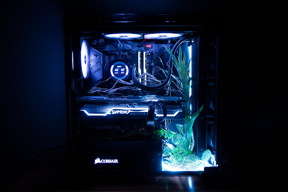 TeddyGamingNet's tweet photo. やばい…サイバーな自作PCが完成した！

造花を入れてテラリウム化してみた。機械×植物という相反した組み合わせ、近未来的かつ退廃的でいい感じ。ちなみに生花やテラリウムの知識はゼロです…

造花を入れるインスピレーションはドット絵イラストレーターのAPO氏 @apostrophe_dot の投稿から https://t.co/PS2YszxbST