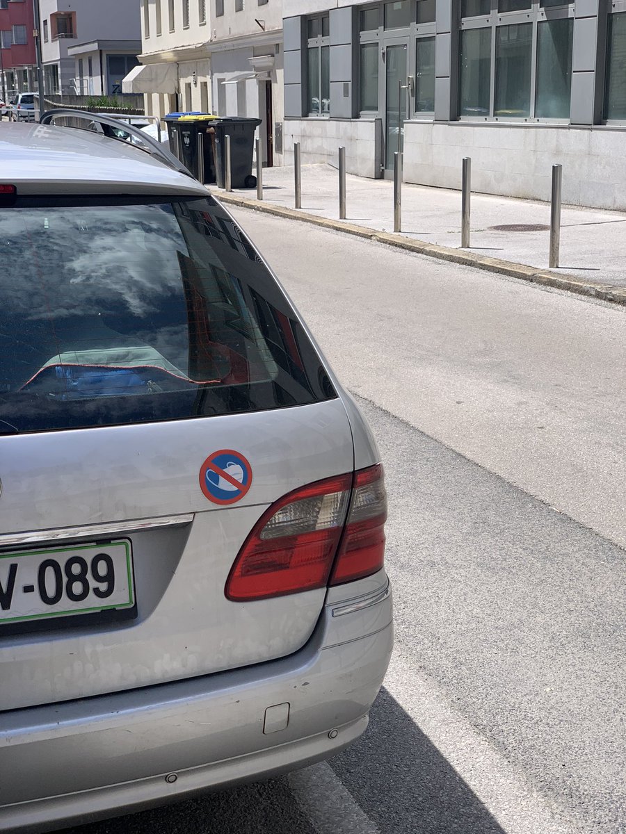 Ali pa če bi si majstr naredil nalepil “Pazi, mona za volanom!”