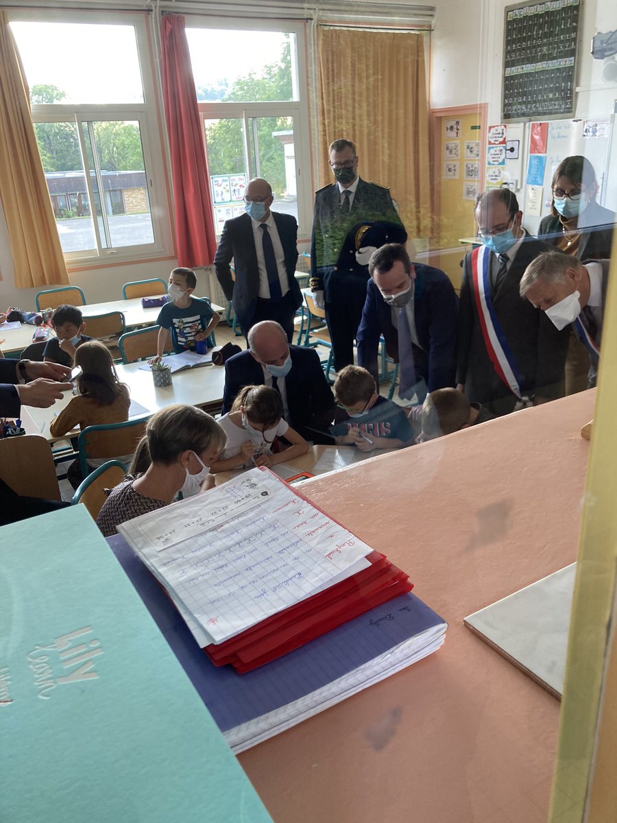 Visite de Monsieur le Ministre @jmblanquer à Condé en Brie et Château Thierry : la lecture, les fables de la Fontaine et le projet numérique #TNE école Bois Blanchard et lycée La Fontaine de Château Thierry, collège Hanotaux de Saint Quentin à l’honneur …@MullerRaphal4