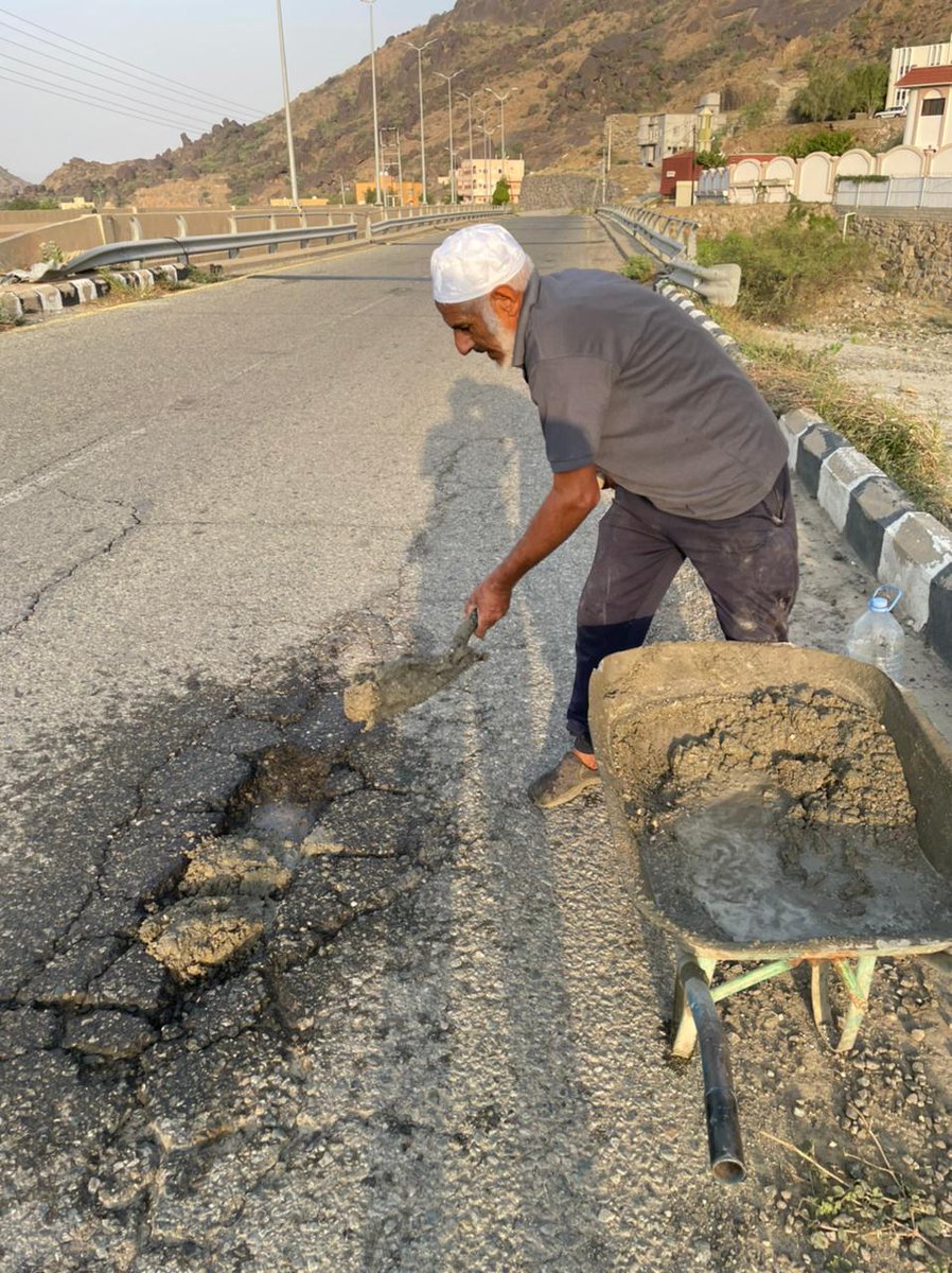 khat322's tweet photo. مواطن من مركز خاط بجهود ذاتية يصلح تشققات وحفريات الاسفلت .!
بسبب تأخر إصلاح الطرق المتضررة مما تسبب في إنحراف بالمركبات من تقطع الأسفلت 
والحفر 
والتشققات.. https://t.co/PbiTyGm2xI