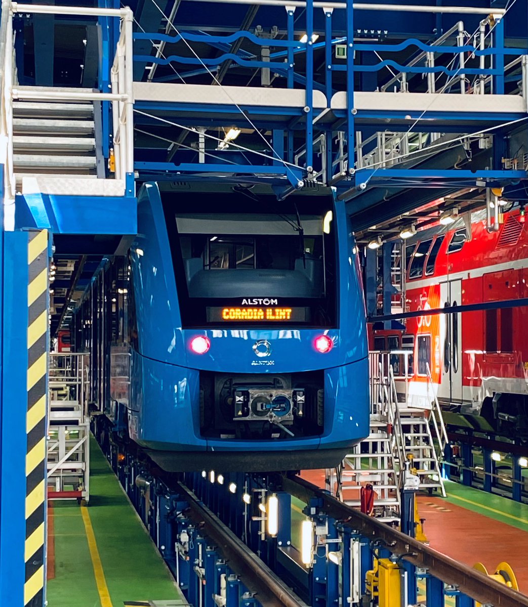Stippvisite in Frankfurt-Griesheim: mit unserem #klimafreundlichen und #innovativen Wasserstoffzug Coradia #iLINT bei der <a href="/DB_Bahn/">Deutsche Bahn Personenverkehr</a> Regio und <a href="/RMVdialog/">RMV Dialog</a> in Frankfurt. Bald werden dort 27 Züge des emissionsfreien iLINT gewartet und instandgehalten. #MovingTogether #lookingforward