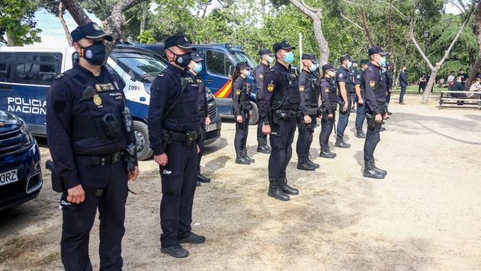 CgscUfp's tweet photo. La @info_dgp ha garantizado que los 1.200 agentes en prácticas que se incorporarán a sus nuevos destinos "serán vacunados en los próximos días", cuando lleguen a sus nuevos lugares de trabajo.

#PoliciaNacional #Policia #Ufp https://t.co/l19ykZ3EsV