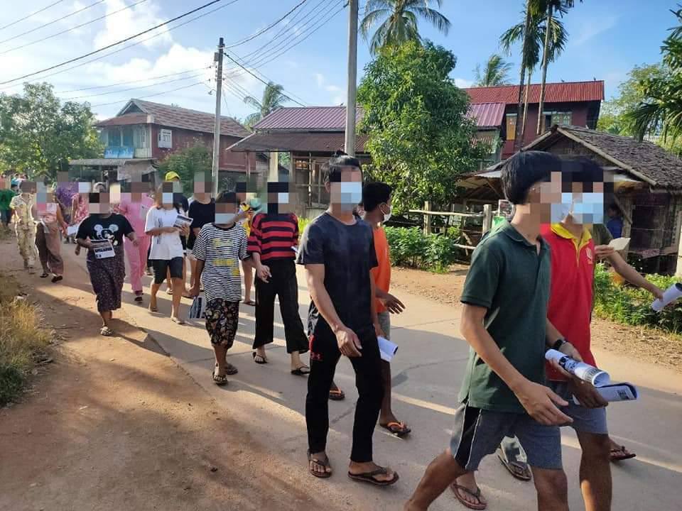 EIDII10's tweet photo. Residents from Konzayet Village, LaungLone Township staged protest against military dictatorship on the evening of July 2. #WhatsHappeningInMyanmar #July2Coup https://t.co/oMIPAyp3WN