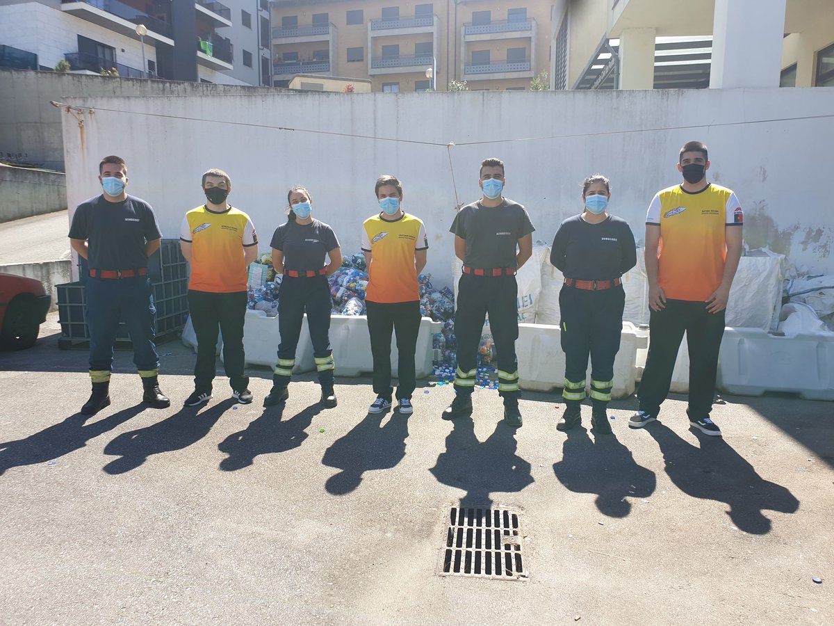 rocKet_espl's tweet photo. PT| Demos mais um passo importante na nossa campanha de recolha de tampas para ajudar uma menina chamada Lara para lhe oferecer uma nova cadeira de rodas. Após realizarmos uma recolha de tampas pela escola, conseguimos obter uma quantidade significativa das mesmas. 
(1/4) https://t.co/QAT7NmFD8A