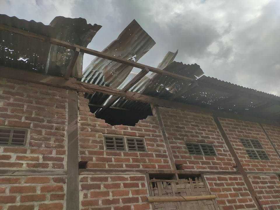 nslwin's tweet photo. KANI, Sagaing Region:

SAC Terrorists have been firing artillery shells in the villages in KANI since today evening. A villager fleeing in fear was INJURED. Some houses destroyed.

#July2Coup #WhatsHappeningInMyanmar #MilkTeaAlliance https://t.co/L8HfkqT0If