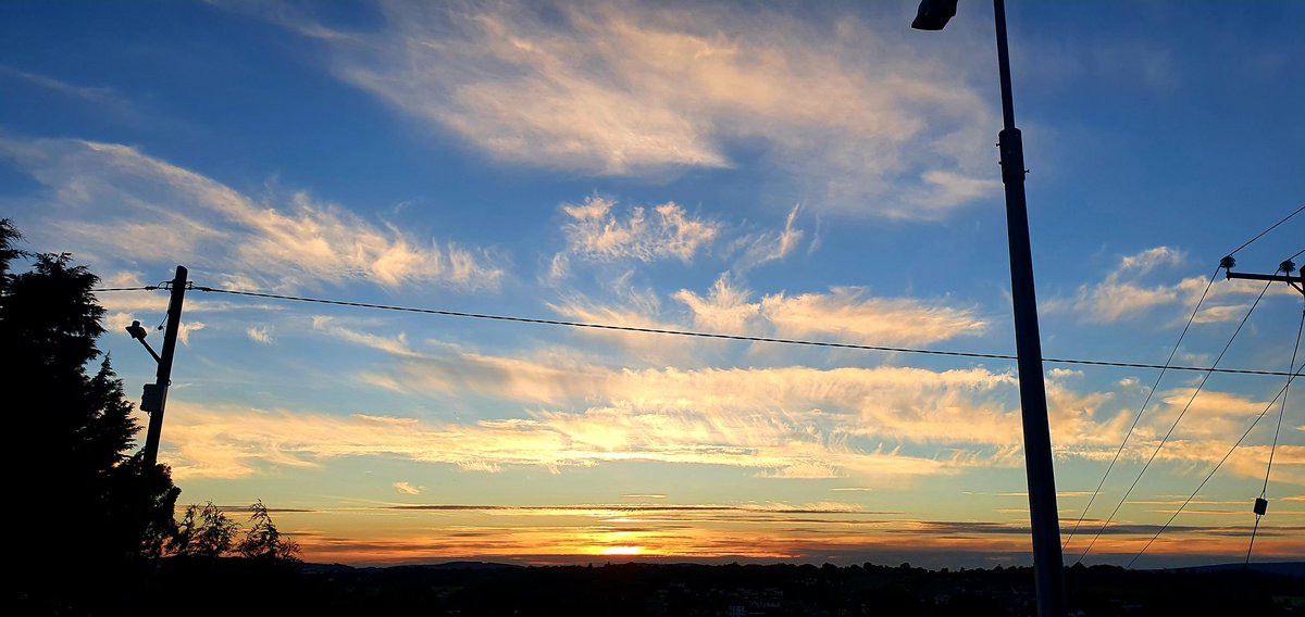 PaulFurlong1079's tweet photo. With the bad weather for the weekend heres the last sunset from my front door, have a happy Friday and a good weekend โ๐ฎ๐ช๐ #photography #skyphotography #FridayFeeling #clouds #sunnysoutheast #FridayVibes #sunset #frontdoorview #sky https://t.co/HVeEZAwofh