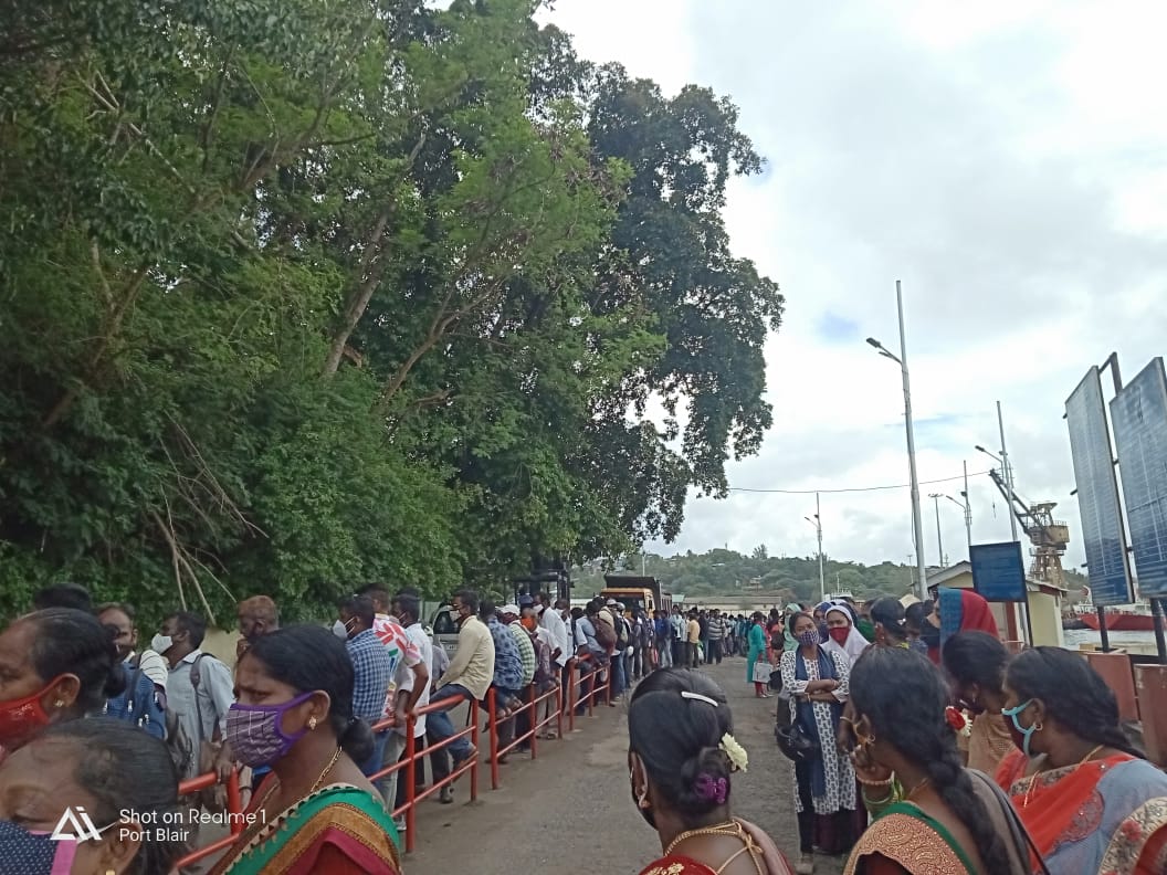 VickyVi85288762's tweet photo. Condition of Bambooflat passenger reached nearly to the Chatham mill @BhusanAbhi @KuldeepRSharma @DcSouthandaman @Andaman_Admin @VishalJolly11 take steps as soon as possible public is suffering and losing control...... https://t.co/vOCQzWl7xR