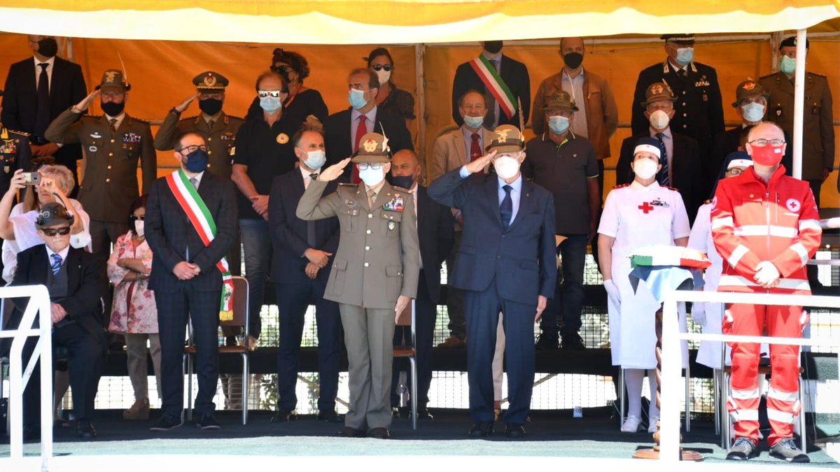 crocerossa's tweet photo. 📍 Medaglia d'Oro al Merito della CRI alla Bandiera di Guerra del 9° reggimento Alpini. Il Vicepresidente @rosariovalastro: “Gli Alpini sono, da sempre, esempio di grande umanità in azione”. 👉 https://t.co/uKl0rwKEFu https://t.co/eHYPzSOmRz