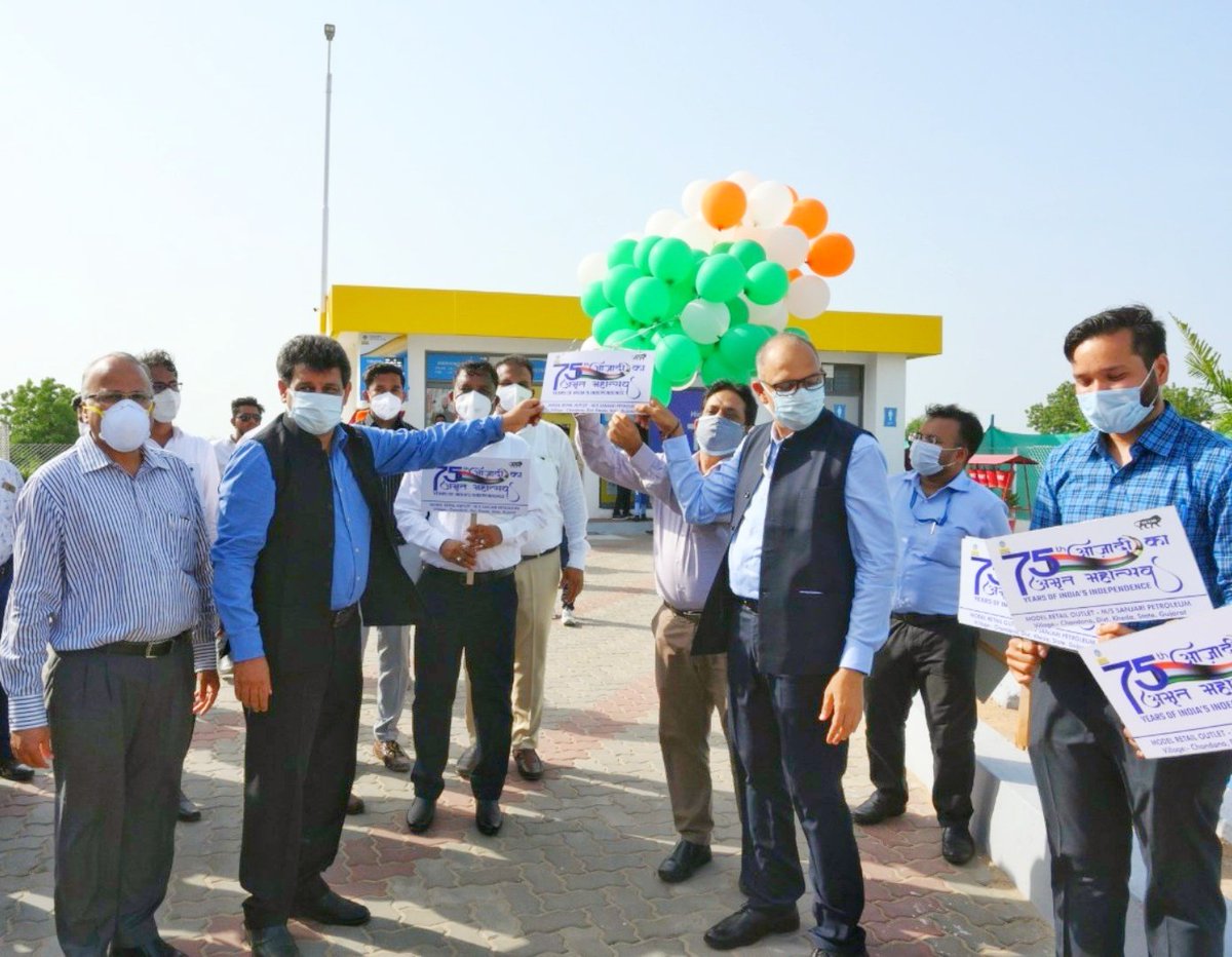 BPCLRETAILSURAT's tweet photo. 75th Year of Independence was celebrated by BPCL @M/s Sanjari Petroleum which offers a 360 degree services to the customer: CNG, Petrol, Diesel, MAK Lubricants, MAK AdBlue, Electronic billing, fully automated, NFC, UPI, FINO Banking, QOC and PUC facilities.

#Energising_lives ✨ https://t.co/zaIjn9PDpm