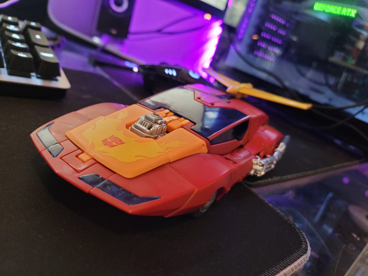 Velocitronians's tweet photo. Got a MP Rodimus for cheap. Transformed him for the first time today. I know he has his qc issues but the engineering and transformation on this guy are next level! Probably my favorite Roddie transformation and I own nearly all of them 3rd party or otherwise. #Transformers https://t.co/lDdAPJGZlI