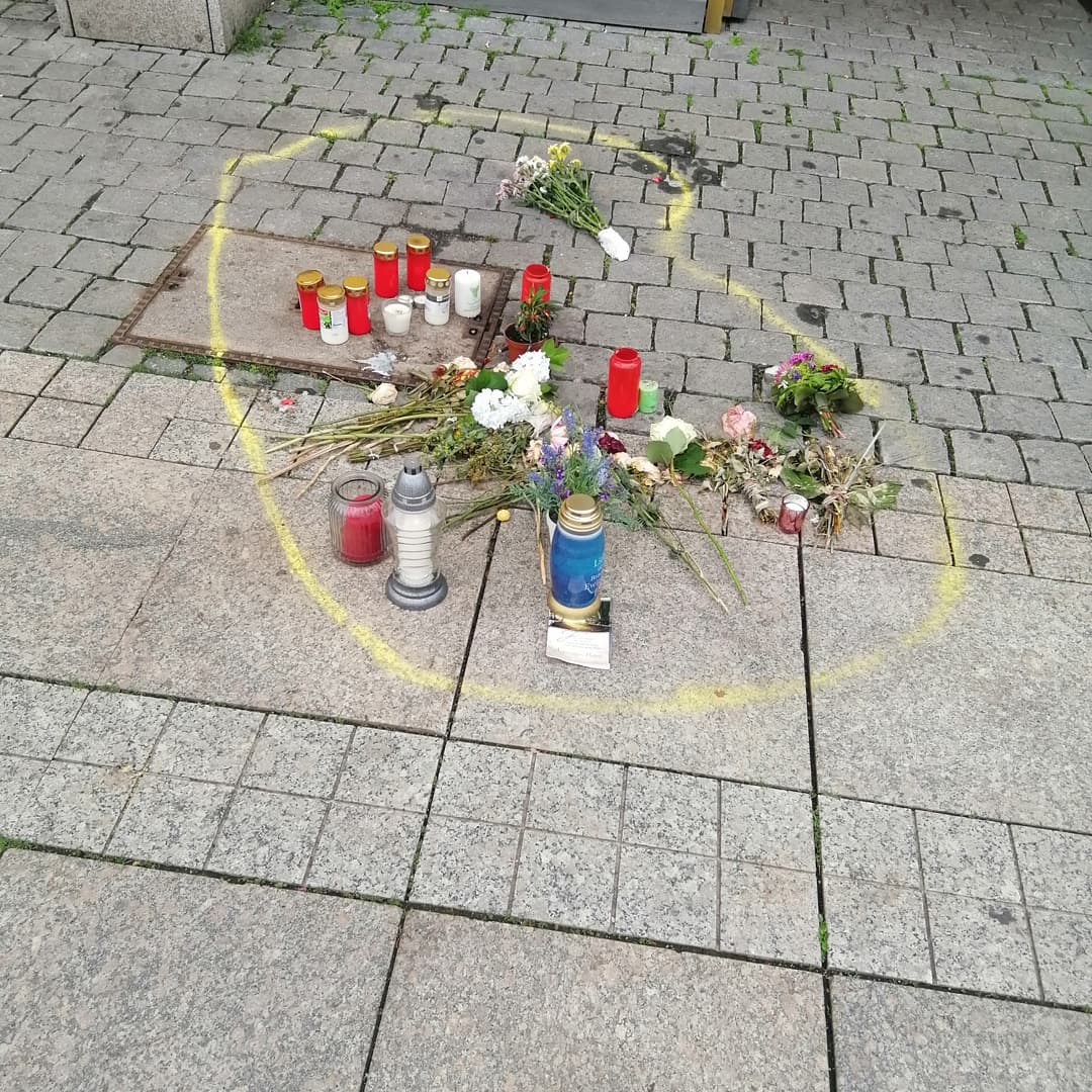 Ruhe in Frieden kleiner Mann😭🥀 so wie ich mitbekommen habe hat er sich umgebracht weil sein Vater sich nicht drum gekümmert hat seine Mutter ist tot und er war betrunken