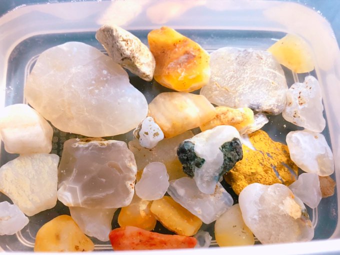 最近拾ったシー瑪瑙などなど
人の手が加わってない自然に削られた感じが良きです 