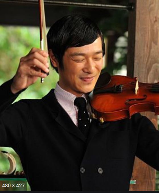 紅ほっぺ カネ恋が揶揄 新垣結衣 出演 リーガルハイ 堺雅人 古美門研介 小御門 皇太子殿下 古美門はバイオリン リーガルハイ放送時皇太子だった天皇陛下はビオラを演奏 陛下もお若い頃は小美門と同じ右に前髪を作る八二分け 三浦春馬 恋空 T