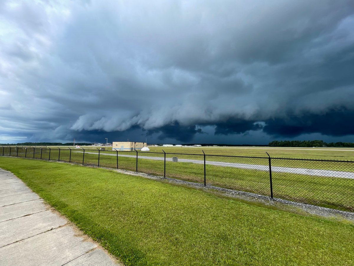 jackendrickwx's tweet photo. Wow! Awesome shelf rolling up to @ILMairport from the public observation area. #ncwx @NWSWilmingtonNC @spann @wxbrad @ReedTimmerAccu https://t.co/pW4IghmJCa