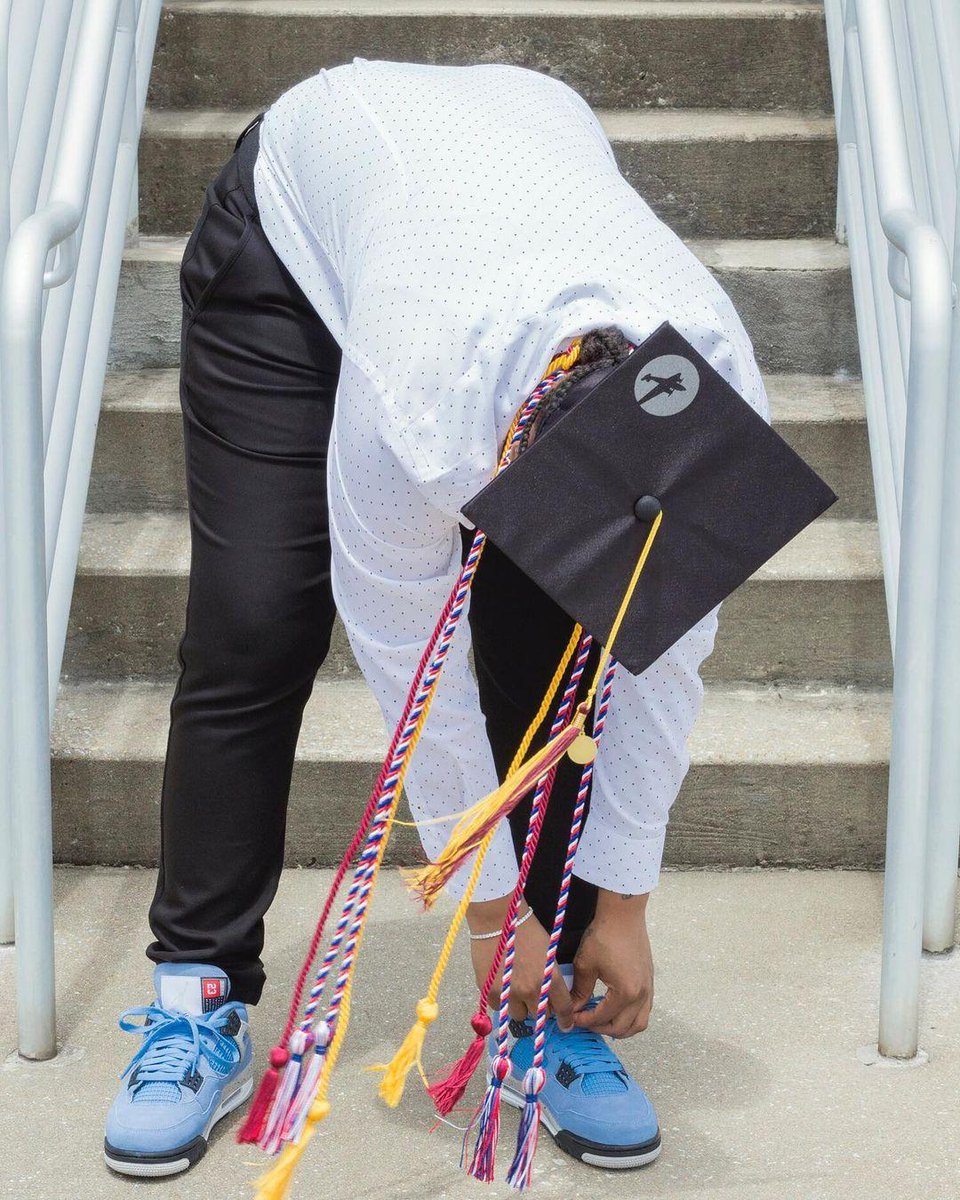 FullSail's tweet photo. Congratulations graduates! Lace up for your next adventure!
😁🙌🎓👟
(📷:IG djravi5h) https://t.co/cjd7KBbswX