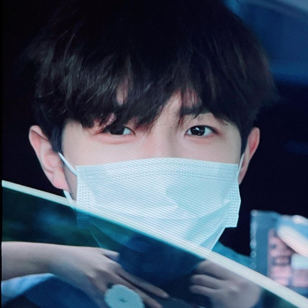 애굣살 한 번만 뽁 눌러보고 튀어도 될까요