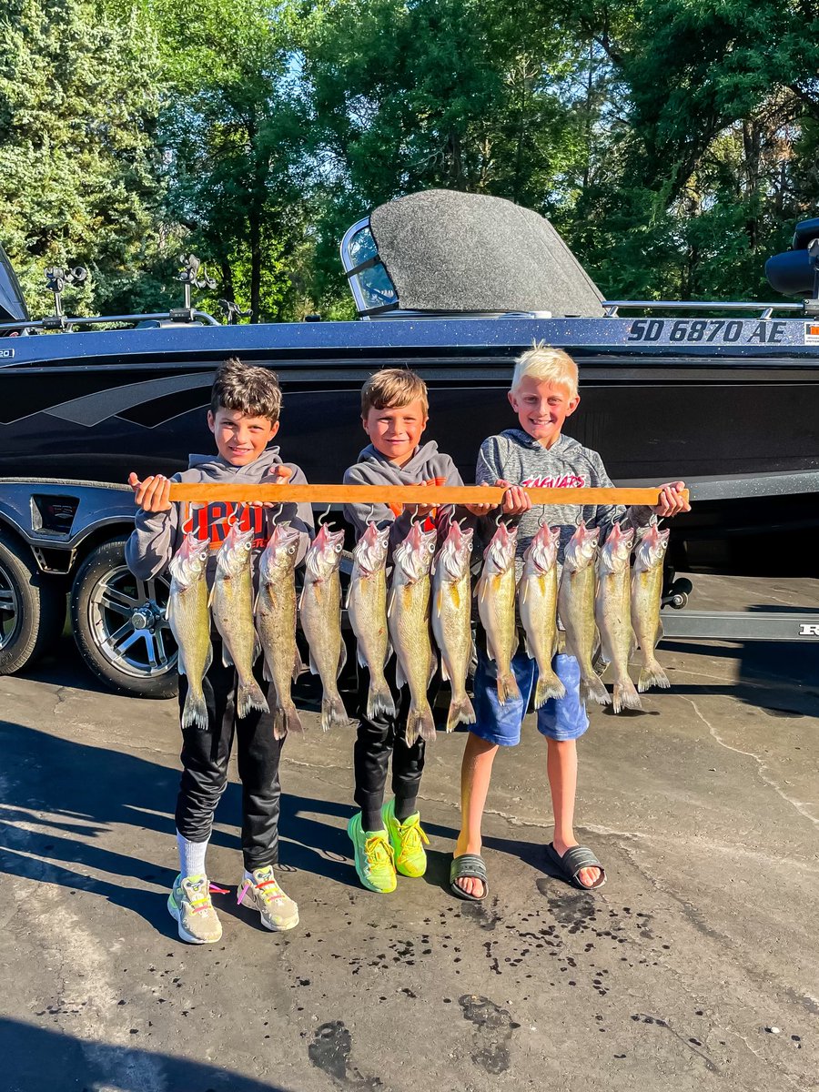 lorisabrought's tweet photo. Up at 5:15, on water at 6:00, limit and off at 7:30. That’s all before their normal wake up time. #grandpasguideservice #unclejake https://t.co/ZqXlhZu39X