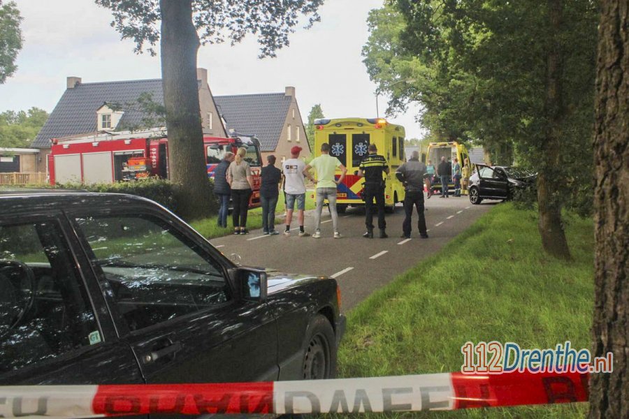 Auto botst tegen boom in #NieuwDordrecht, twee gewonden. 112Drenthe.