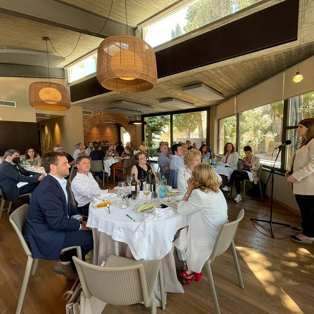 amerjuntsxcat's tweet photo. Dinar amb la consellera de Recerca i Universitat, l’Hble. Sra @GemmaGeis, el diputat de la @DiputacioGirona @jordi_camps i el President de @comarcaselva Salvador Balliu, l'alcaldessa @AjuntamentAmer @mrosavila2015 amb militants i simpatitzants @JuntsXCat a Amer. https://t.co/IfrrNodsOe