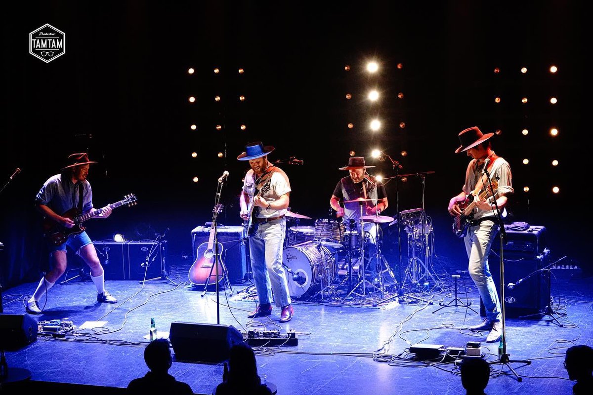 On s’enligne sur un beau petit stretch de trois jours et on voulait juste vous dire qu’il reste des tickets pour le show de lundi au <a href="/Festirame/">Festirame</a> d’Alma : bit.ly/BleuJeansBleu_… (📸 : Productions Tamtam)