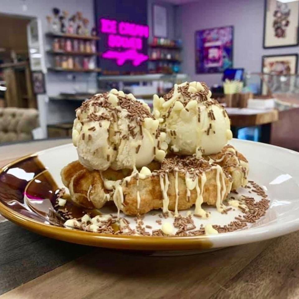TheBigChairComp's tweet photo. IT’S THE WEEKEND AND THE SHOP IS FULL OF FURNITURE AND INTERIORS 🤩

We’re open until 8pm tonight and 4:30pm tomorrow for cocktails, gin, lager, cider as well as the usual ice cream, waffles and milkshakes 😍

To book a table call 01507 525257 ☎️

We are also taking walk ins 😇 https://t.co/Rv69RIuWtt
