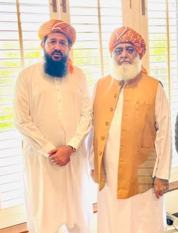 ShanKhan_mkd's tweet photo. Today Rashid mehmood Soomro Sahib has shown that Jamiat Ulam e Islam is the only party that has a turban lodge ✌️
#WelldoneRashidSoomro https://t.co/pIwE862ncw