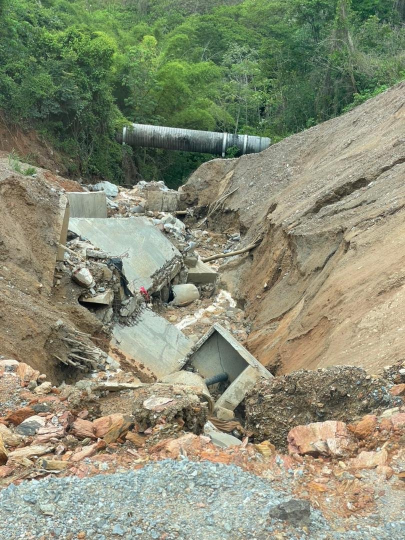 david10castillo's tweet image. Alcalde @eliasayegh esto es en la vía de El Encantado. La vía está cediendo por la lluvia. #2Jul #ElHatillo.