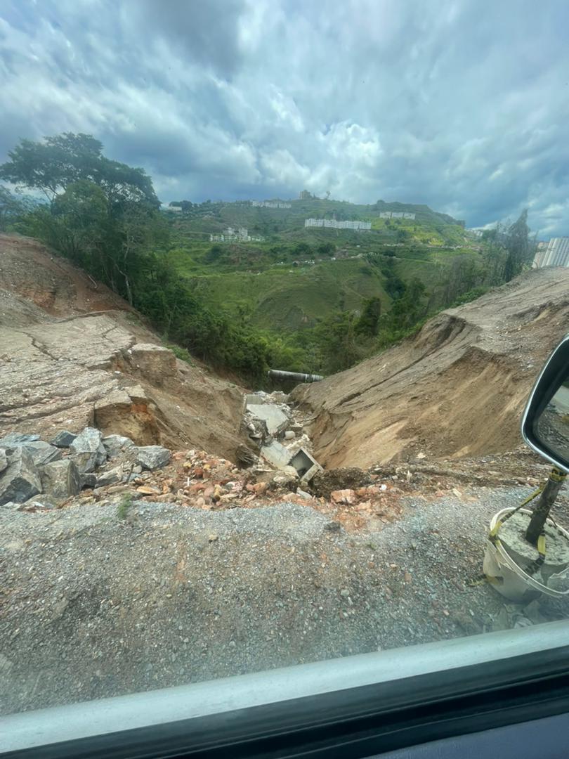 david10castillo's tweet image. Alcalde @eliasayegh esto es en la vía de El Encantado. La vía está cediendo por la lluvia. #2Jul #ElHatillo.