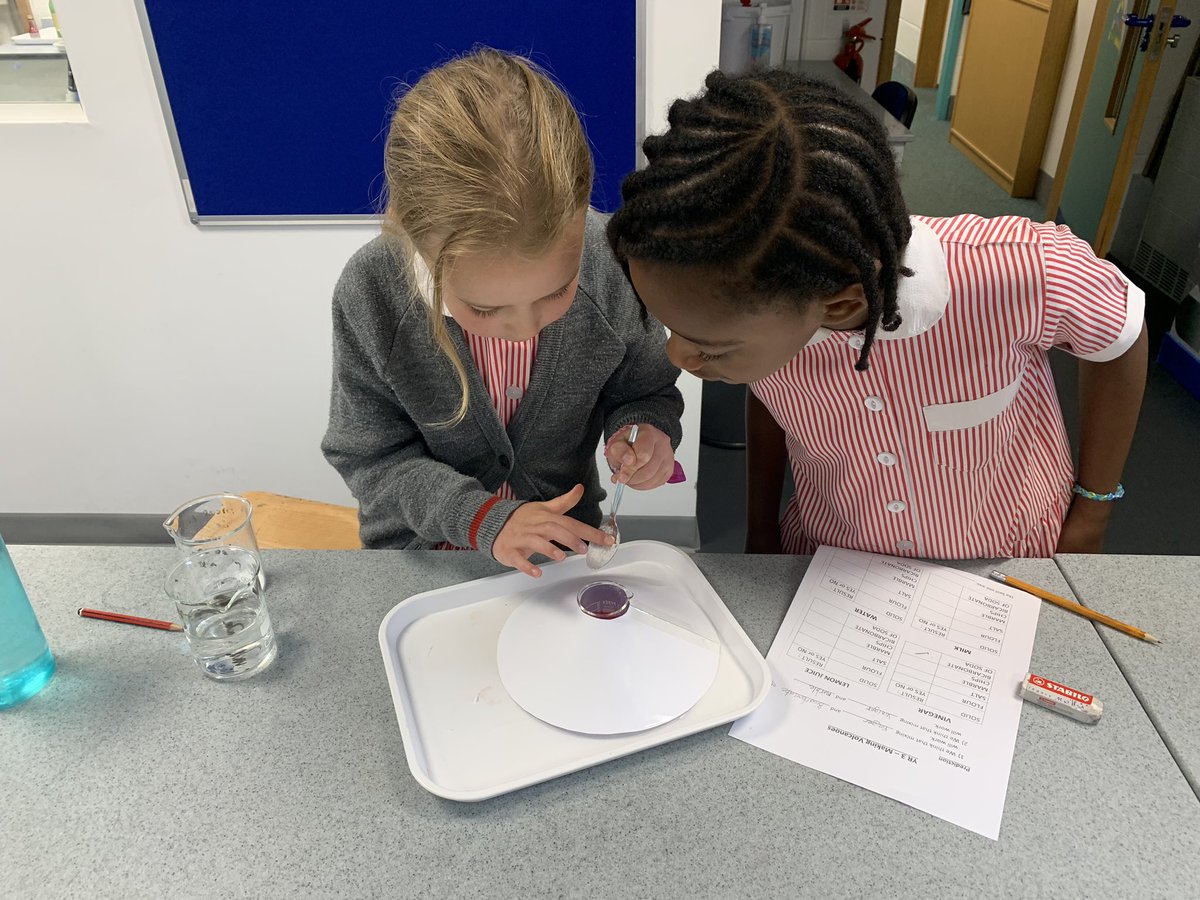 BGS_LowerSch's tweet photo. 3L LOVED their lesson in the Science lab this week! 🧪🧬 We were exploring different combinations of solids and liquids to create ‘volcanic’ chemical reactions 👩🔬 👨🔬 🌋 #bgs_science https://t.co/CNprY82Z8c