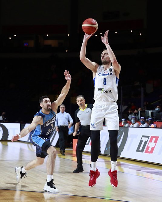 BullsNationBR_'s tweet photo. Tomas Satoransky ajudou a República Tcheca a vencer o Uruguai no torneio qualificatório da FIBA para as Olímpiadas de Tóquio.
O nosso armador finalizou o jogo com 19 pontos, 7 rebotes e 8 assistências. #FIBASato 🇨🇿 https://t.co/8F6caBKD3G