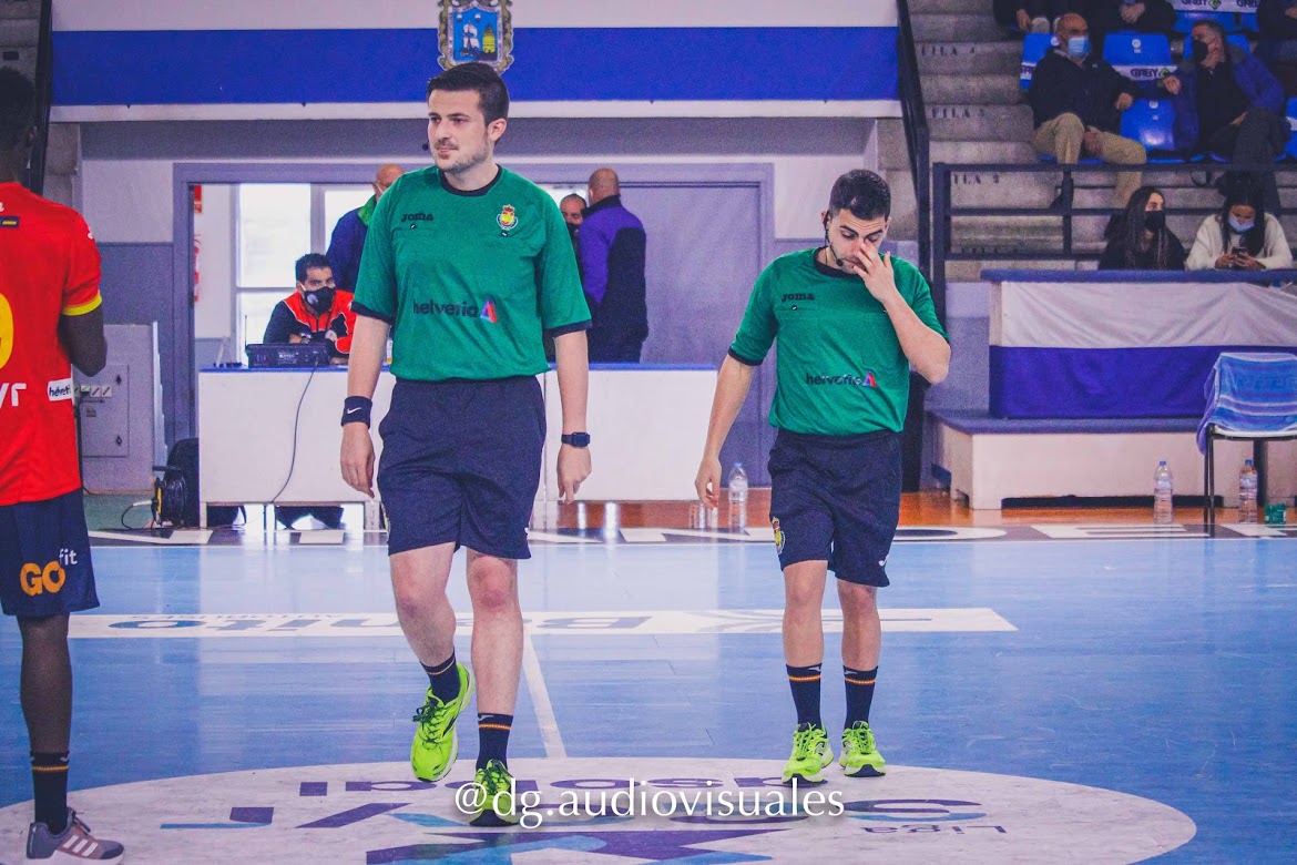fcantabrabm's tweet photo. 🆕 Cinco árbitros del @ctacantabria convocados para los cursos de ascenso de categoría.

🚀 @Alejandro_Hoz y @axelriloba23 aspiran al salto a @ASOBAL. 

☝️🏼 @adrianallica, @miguelcostaas y @gonzaloperla, a Primera Nacional

ℹ️ https://t.co/SEIjsmrDKc

🇵🇱 #TerritorioBalonmano https://t.co/K8AsN2Lv0C