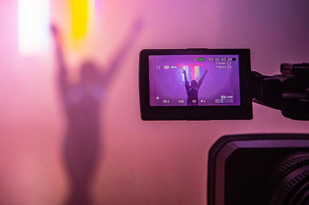 ❌🎈=🥳❌
🎈Esto fue” Sin Globos No Hay Fiesta”, una instalación performatica a cargo de Landriel Oviedo
🎈Tuvo el objetivo de concienciar sobre el uso del preservativo y eliminar el estigma para con las personas que viven con VIH. 
 🎈Podes verla acá: 
youtu.be/R6I7Ql7pLfk