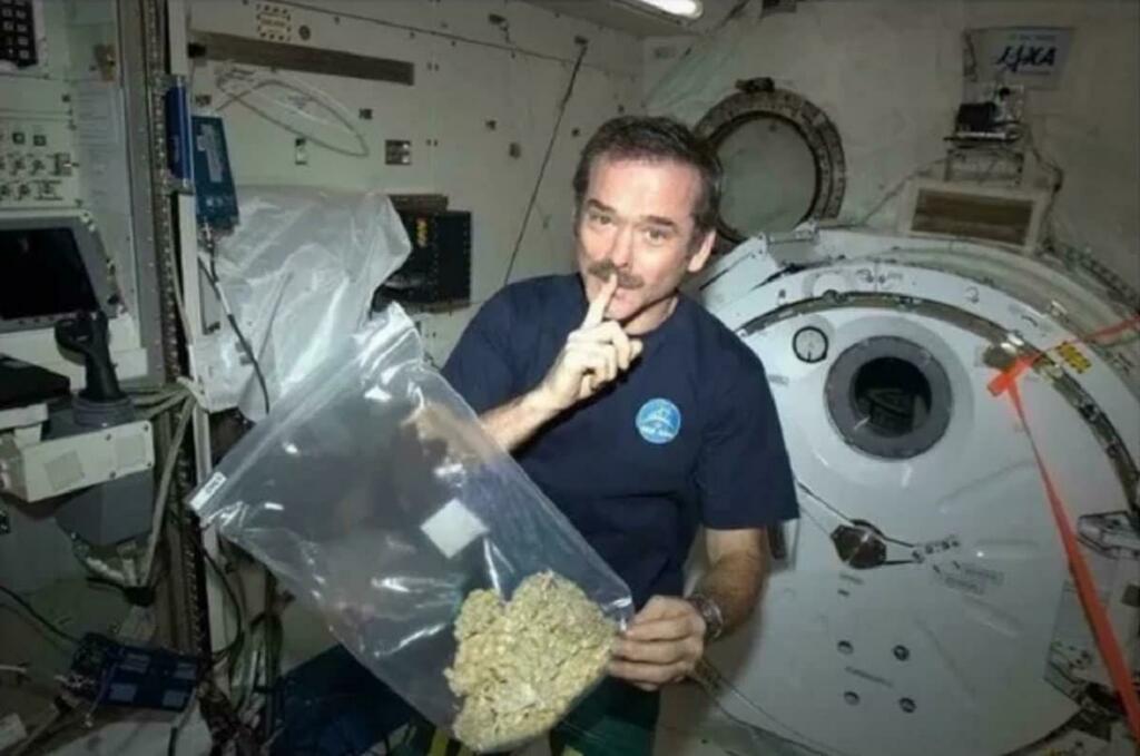 SpaceXMR's tweet image. shh don’t tell houston #SpaceX reddit.com/r/SpaceXMaster…