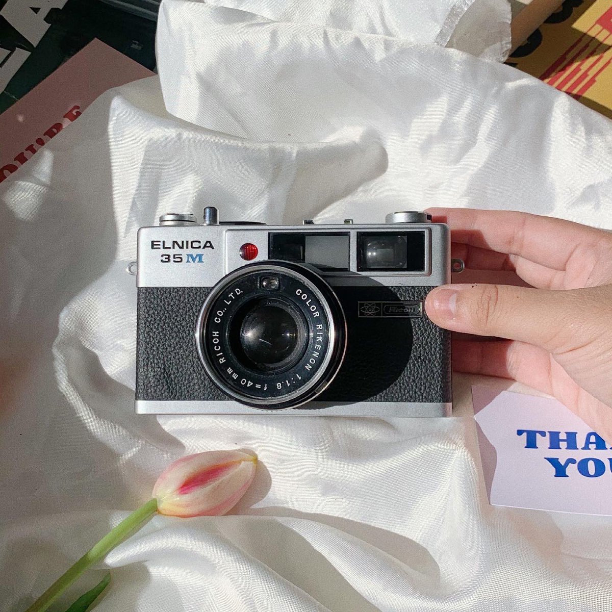kongfilmjapan's tweet photo. RICOH ELNICA 35 (2590฿)💕
กล้องฟิล์ม Rangefinder หน้าตาสวย ดีไซค์คลาสสิคมากๆ ขนาดตัวกล้อง เล็กและ น้ำหนักเบา ขนาดพอๆกับ Olympus 35DC มาพร้อมเลนส์คมๆกินแสงดี อย่าง Rikenon 40mm 1.8 ให้ภาพคมสวย ละลายหลังสะใจ #กล้องฟิล์ม #ricohelnica35 #กล้องฟิล์มราคาถูก #filmphotography #film https://t.co/ZFHcvB7Paf