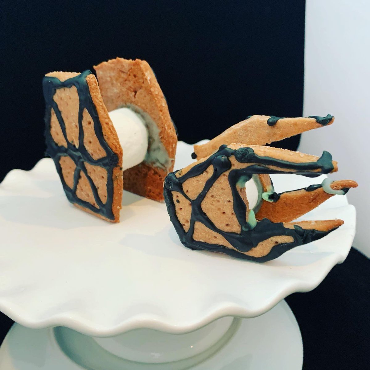 HeraJohal's tweet photo. Little Chef is live with his first blog post in Delish In A Pinch! What happens when a love for Star Wars is mixed with baking? Check it out!! @dave_filoni #starwarsbaking #StarWars #kidsthatcook #WritingCommunity #Foodie #foodblog #starwarsbaking
https://t.co/emmidpoIag https://t.co/7XTQO3pBqX
