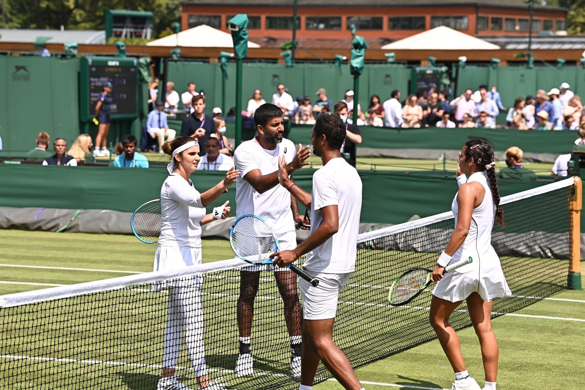 सानिया मिर्जा और रोहन बोपन्ना की भारतीय जोड़ी ने विंबलडन टेनिस में मिक्‍स्‍ड डबल्‍स के तीसरे दौर में प्रवेश किया