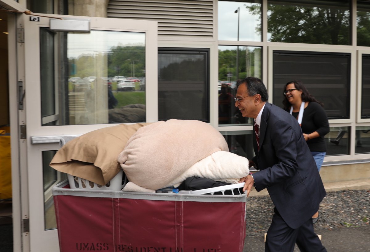 KSubbaswamy's tweet photo. I love helping at @UMassAmherst's Move-in — but I can’t do it alone! Apply by July 16 to be a @livingatumass Minute Mover and help me greet families as they arrive on campus this fall: https://t.co/6jV3D4nq05 https://t.co/OPwkI74dqT