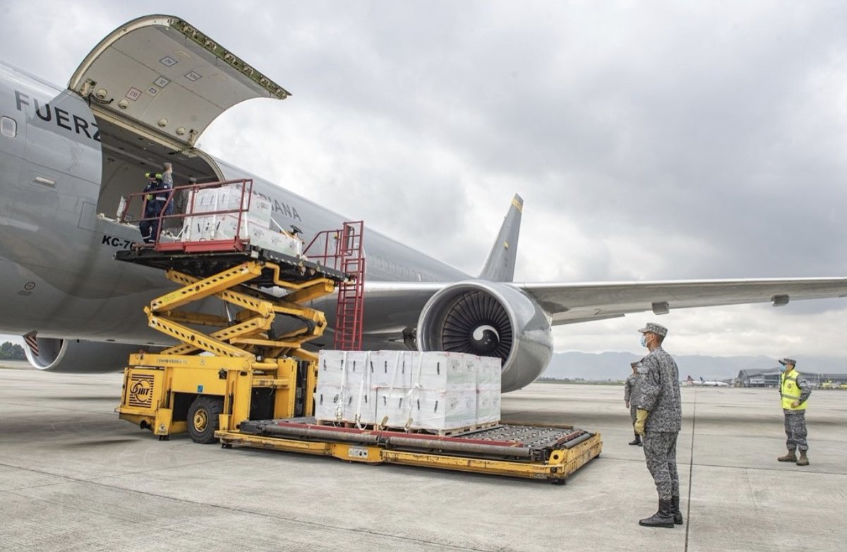 PucaraDefensa's tweet photo. El @BoeingDefense 767 de la @FuerzaAereaCol transporta 2,5M de #vacunas
@RevistaFAC #Covid #CovidVaccine #Covid_19 #catam #cacom #FACol #Bogota @HHSLatino #Janssen #vacunatedeuna #kc767 #jupiter
https://t.co/Cxy9gu58bl https://t.co/29T1ebk6Ds
